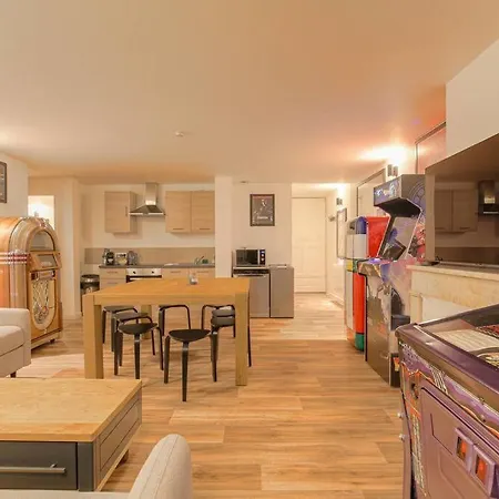 Hollywood Nostalgia, 8 Personnes - Parking, Terreaux Lägenhet